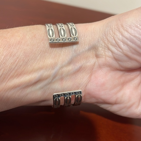 Beautiful Vintage Sterling Silver and Green Opaque Stone Cuff Bracelet - Picture 6 of 10